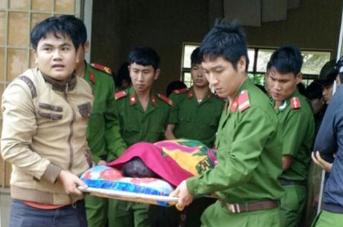 Thi thể thiếu úy Vũ Văn Nam được cơ quan chức năng bàn giao cho đình. Ảnh: Báo Đăk Nông