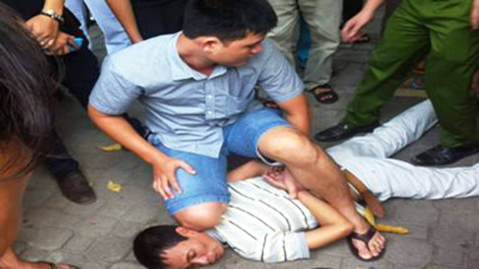 Tên cướp bị người dân bắt gọn.