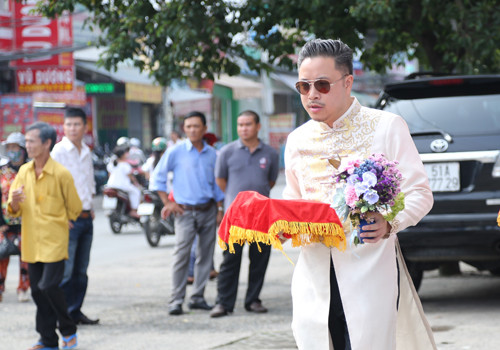 Victor Vũ và Đinh Ngọc Diệp sống chung tại nhà riêng ở quận 2 TP HCM. Sáng 4/10, cả hai chuẩn bị từ khá sớm cùng nhau đến nhà gái ở quận Bình Thạnh cúng tổ tiên, ra mắt họ hàng. 