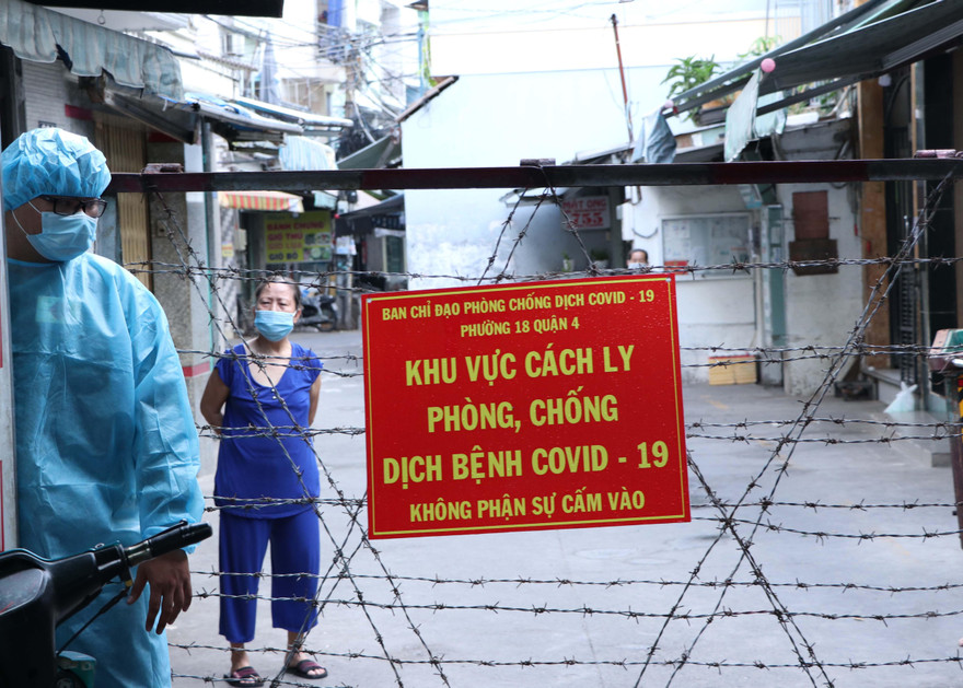 Nhiều khu dân cư ở TPHCM bị phong tỏa do liên quan các ca mắc COVID-19.