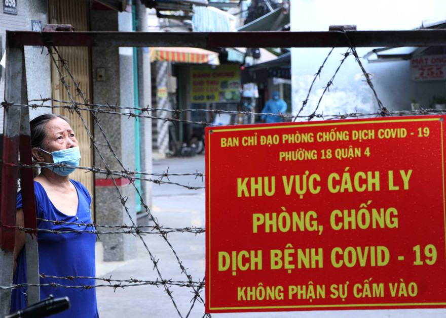 Chiều 25/6, lực lượng chức năng quận 4, TPHCM đang phong tỏa hẻm 830, hẻm 890 đường Đoàn Văn Bơ và hẻm 76, đường Tôn Thất Thuyết để phun khử khuẩn, điều tra dịch tễ sau khi phát hiện 50 trường hợp dương tính với SARS-CoV-2.