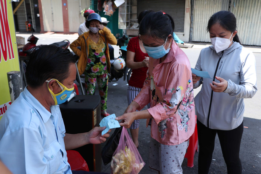 Gần một tháng qua, Ban quản lý chợ Bình Thới, phường 10, quận 11, TPHCM đã thực hiện in phát phiếu cho người dân đi chợ để kiểm soát số lượng người vào chợ, phòng chống COVID-19.