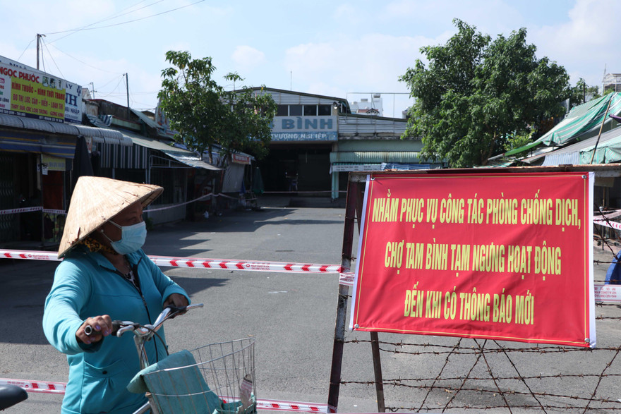 Ngày 29/6, trao đổi với Tiền Phong, ông Lê Hữu Hảo, Chủ tịch UBND phường Tam Bình, TP Thủ Đức, TPHCM cho biết, chợ Tam Bình đã tạm ngưng hoạt động để tiến hành các biện pháp phòng chống COVID-19.