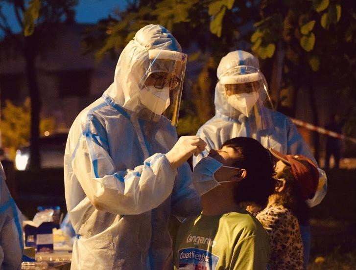 Lấy mẫu xét nghiệm cho người dân ở quận Bình Tân. Ảnh: HCDC.