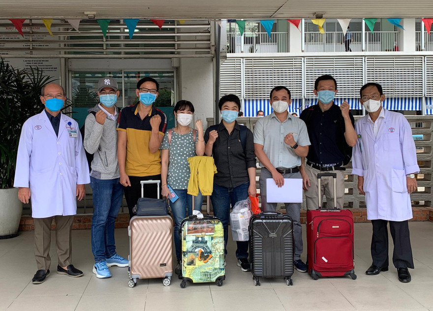 Đội phản ứng nhanh cùng lãnh đạo bệnh viện trước giờ lên đường.