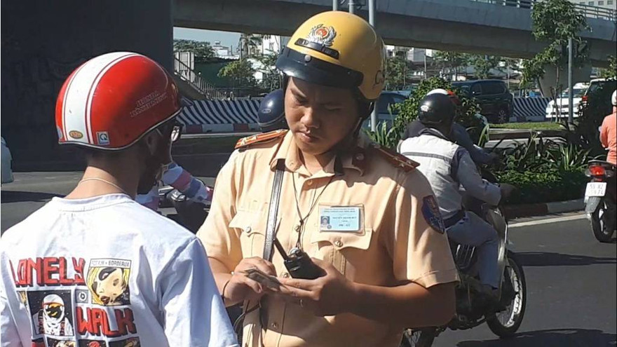 Lực lượng CSGT tăng cường kiểm tra nồng độ cồn, ma tuý dịp Tết.