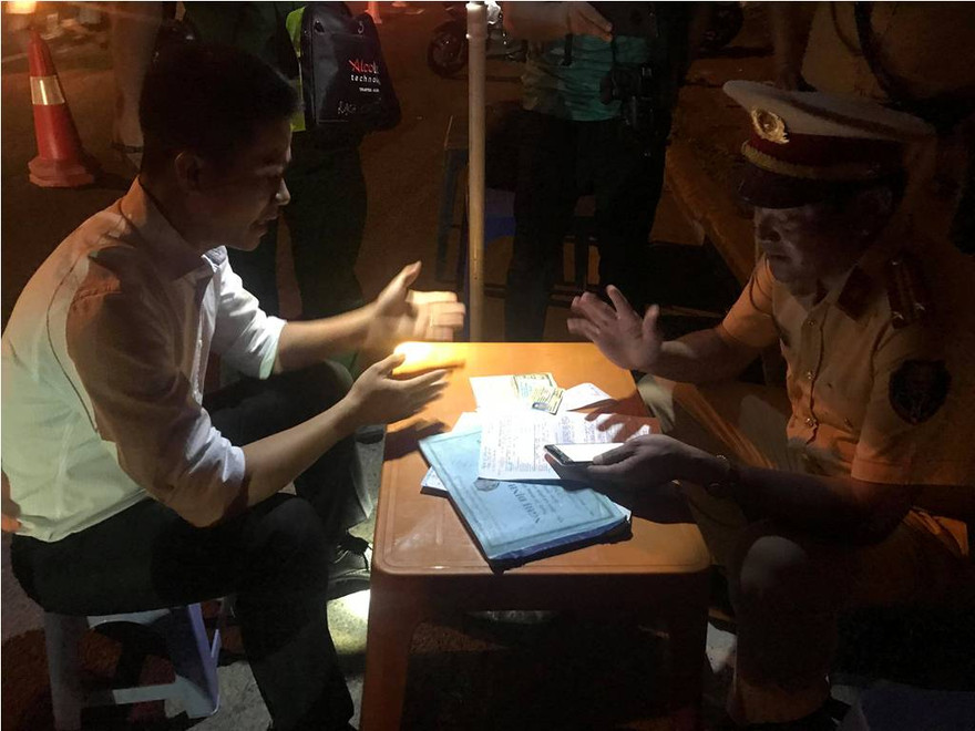 Tài xế ô tô "cù nhầy" gần 2 tiếng mà không ký biên bản vi phạm hành chính.