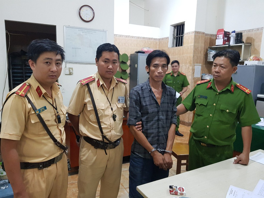 CSGT bàn giao tên trộm cho công an phường xử lý.