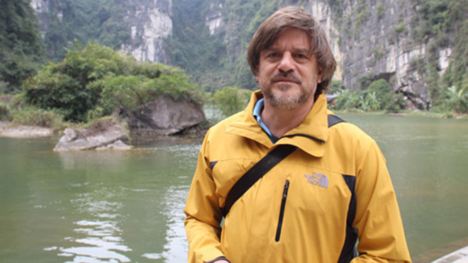 Nhà sản xuất Nicholas Simon trên trường quay bom tấn ở Ninh Bình cuối tháng 2. Ảnh: Trung Qp.