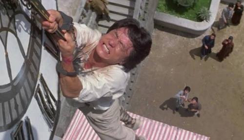 Để có được thành công, Thành Long nhiều lần liều mạng trên phim trường đóng những cảnh nguy hiểm.