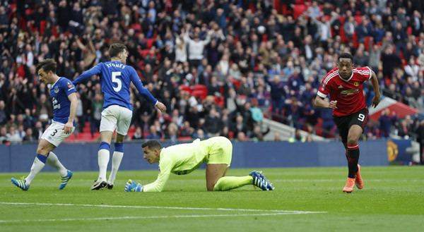 Martial mở đường cho Man Utd tới danh hiệu duy nhất ở mùa giải năm nay. Ảnh: Reuters.