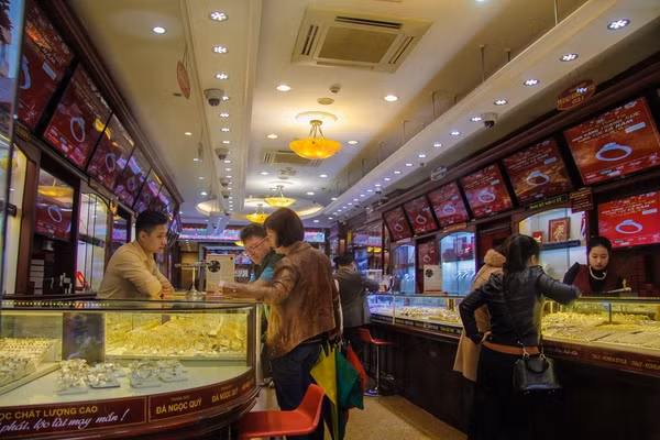 Trước ngày vía Thần Tài, cửa hàng vàng bạc trên phố Trần Nhân Tông - nơi được coi như 'phố vàng' của Hà Nội, không đông khách như mọi năm.