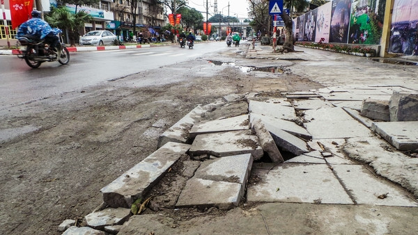 Vỉa hè lát đá tự nhiên "bền 70 năm" ở nhiều tuyến phố vừa lát đã bị vỡ, bong tróc. 