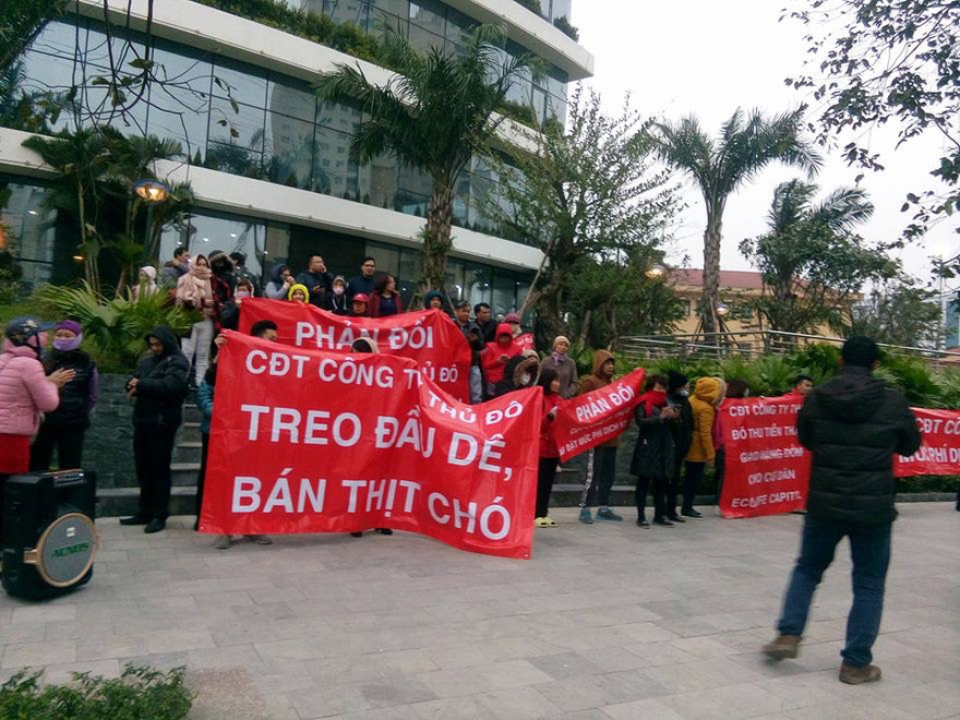 Cư dân Ecolife Capitol 58 Tố Hữu căng băng rôn phản đối phí trên cao và quảng cáo sai sự thật 