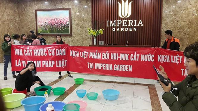 Cơ quan chức năng Hà Nội, yêu cầu cấp nước cho dân chung cư mang xô chậu xuống sảnh gội đầu.
