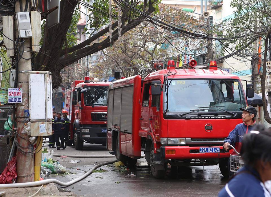 2h chiều mùng 2 Tết, ngọn lửa bùng phát từ ngôi nhà 4 tầng trong ngõ chợ Ngô Sĩ Liên.