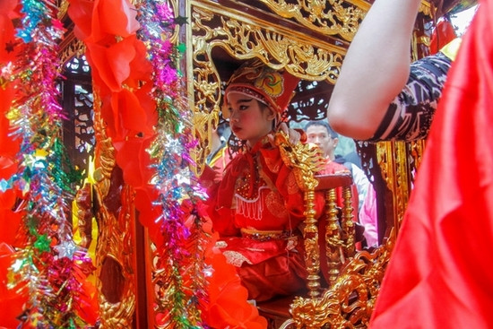 Để tránh khỏi bị bắt cóc, lực lượng an ninh tại khu vực Hội Gióng, Đền Sóc cho tháo cởi xiêm y "Tướng bà" thoát khỏi vòng vây.