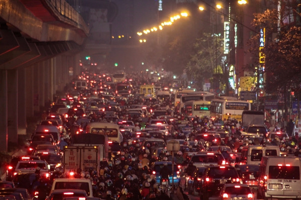 Tết đang đến gần, vấn đề giao thông luôn là tâm điểm của sự chú ý, công trình đường sắt trên cao chưa thể hoàn thiện trong năm nay cũng ngổn ngang khiến giao thông trở nên ái ngại.