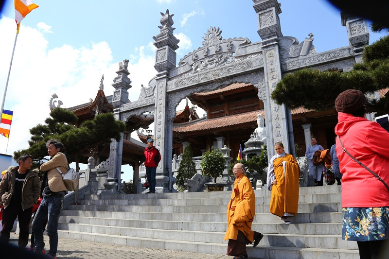 Ngày 24/2 (tức mùng 9 Tết Mậu Tuất), trong không khí rộn rã của Lễ hội khèn hoa Sắc xuân Tây Bắc, Hội xuân Mở Cổng Trời Fansipan đã chính thức khai mạc, mở đầu mùa lễ Phật cầu an kéo dài đến 14/5 (hết tháng 3 âm lịch) tại quần thể du lịch Sun World Fansip