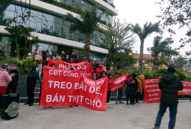 Cư dân Ecolife Capitol 58 Tố Hữu căng băng rôn phản đối phí trên cao và quảng cáo sai sự thật trong dịp cận Tết nguyên đán