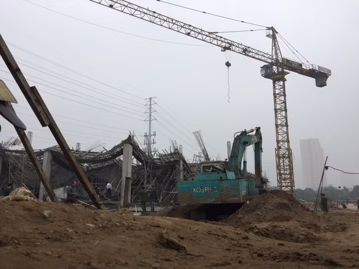 Toàn cảnh hiện trường vụ sập giàn giáo. Ảnh: Nguyễn Hoàn 