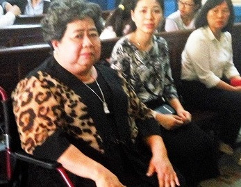 Bà Hứa Thị Phấn (bên trái)