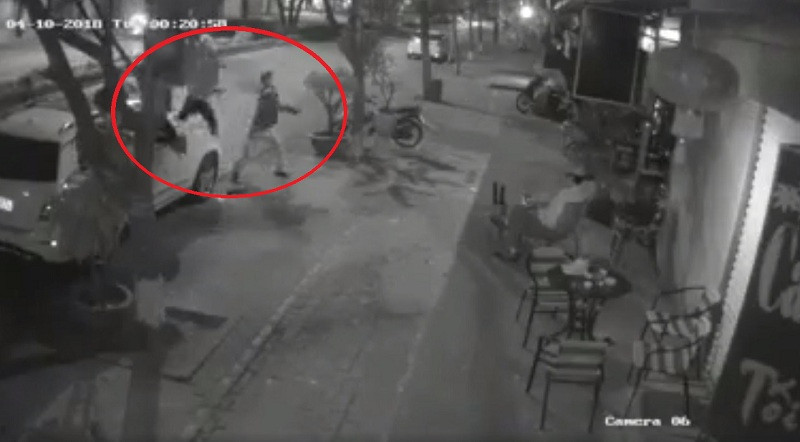 Hình ảnh nhóm thanh niên ném đá như mưa vào quán cà phê trên đường Nguyễn Quý Đức (Thanh Xuân, Hà Nội).