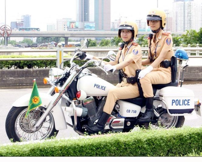 Hàng chục CSGT dẫn đoàn xe buýt lên Nội Bài đón đội U23 Việt Nam