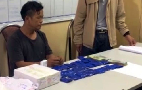 Tráng A Của cùng tang vật tại cơ quan công an. Ảnh: Công an Sơn La