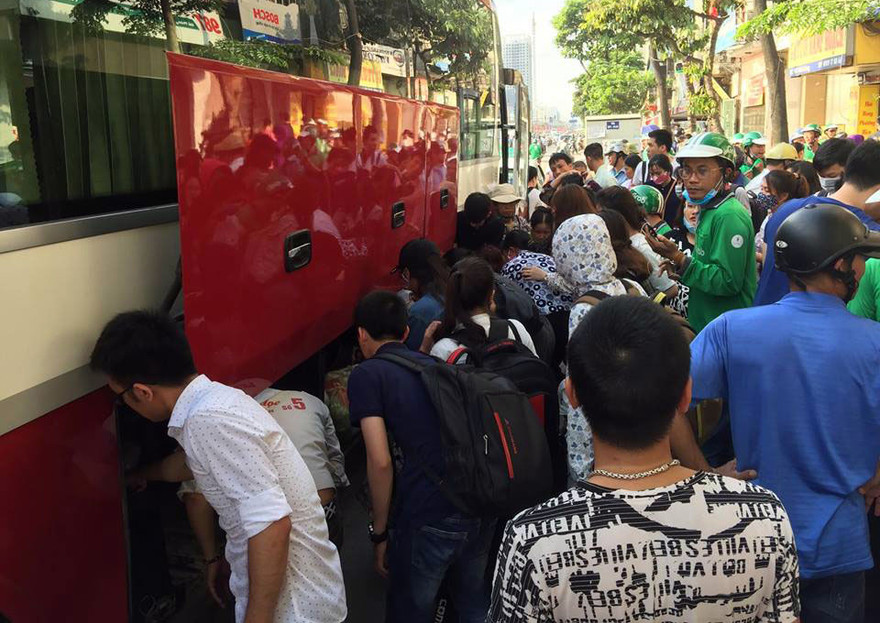 Né CSGT, ô tô dừng giữa đường trả khách, giao thông Hà Nội tê liệt