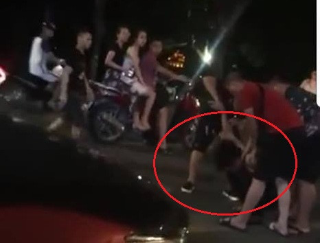 Cảnh sát và người dân khống chế tài xế gây rối sau khi rú ga, gây tai nạn.