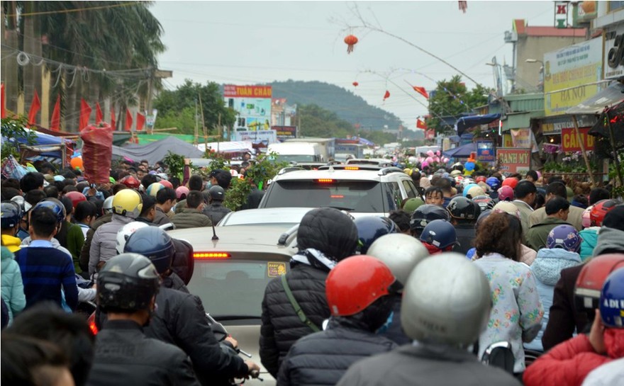 Chen chân 'mua may bán rủi' ở chợ Viềng trước giờ khai hội