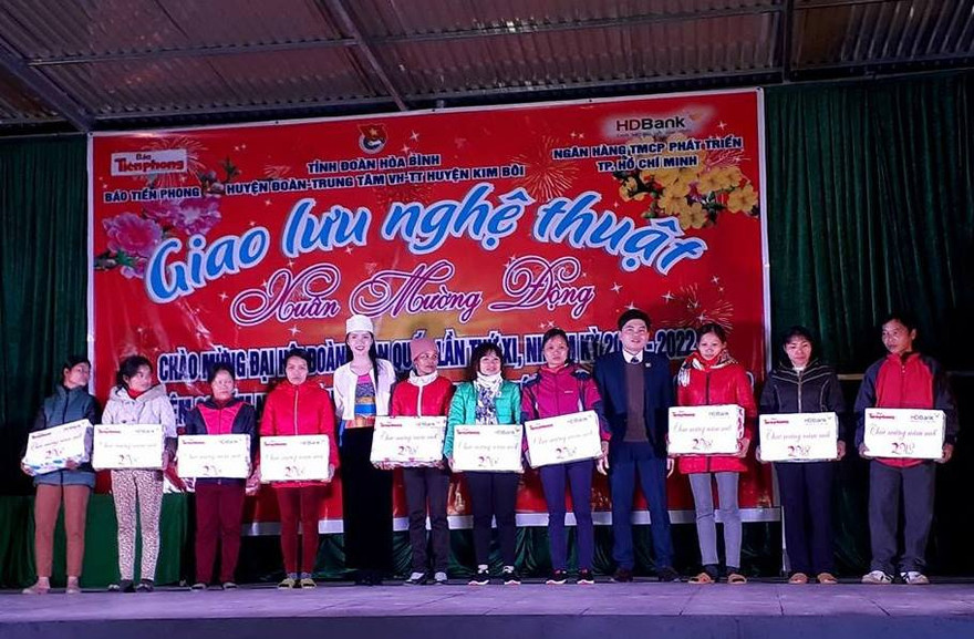 Huỳnh Thúy Vi chia sẻ, đây là lần thứ 3 trở lại Hòa Bình để tiếp tục dự án nhân ái vì bản sắc người Mường. Hai lần trước, Vi cùng Báo Tiền Phong và huyện đoàn Kim Bôi xây dựng tặng bà con dân bản xã Hạ Bì (Kim Bôi, Hòa Bình) một sân khấu trong nhà văn hóa