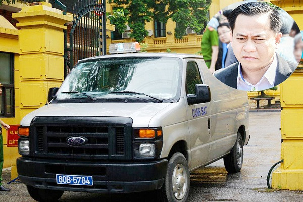 Vũ nhôm (ảnh nhỏ) được dẫn giải rời khỏi TAND Hà Nội sau phiên xét xử sơ thẩm chiều 30/7. Ảnh: Như Ý