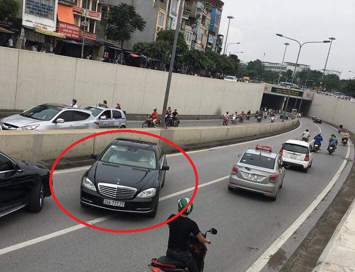 Hình ảnh chiếc Mercedes đi ngược chiều ở hầm Kim Liên.