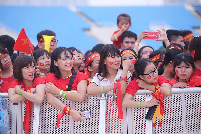 Olympic VN tới Mỹ Đình, hàng nghìn cổ động viên háo hức đợi giao lưu