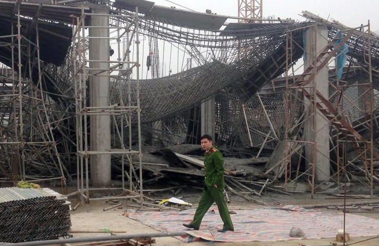 Cảnh sát khám nghiệm hiện trường vụ sập giàn giáo