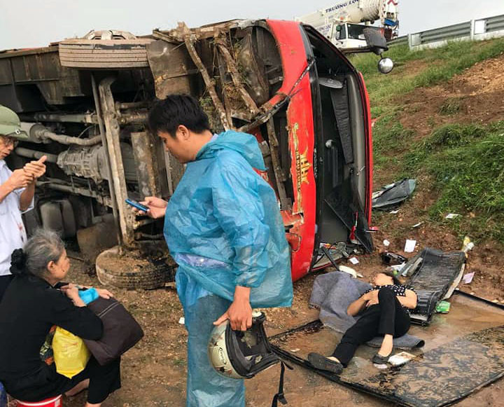 Xe khách lật nghiêng trên cao tốc Pháp Vân - Cầu Giẽ