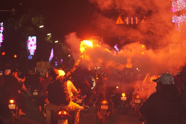 Cổ động viên đốt pháo sáng trên phố.