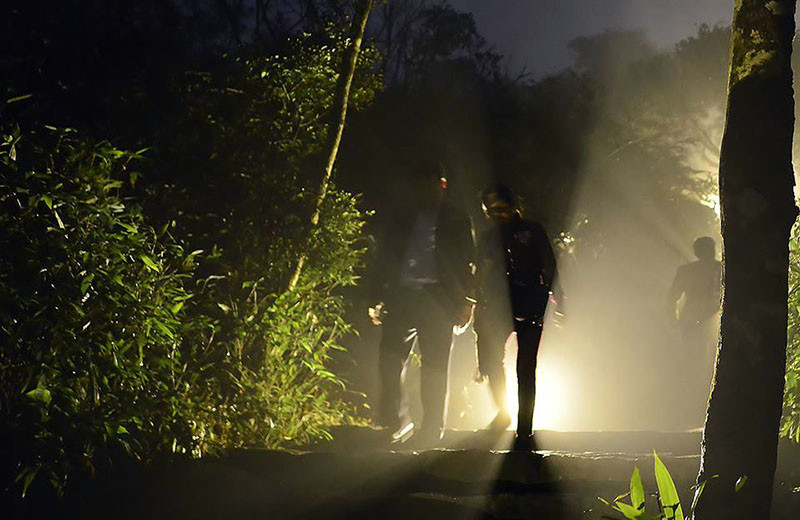 Hàng vạn người leo núi Yên Tử hành hương trước giờ khai hội