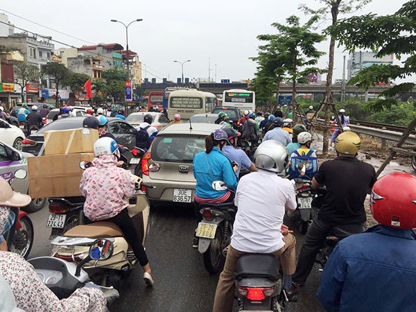 Người dân về quê nghỉ lễ, cửa ngõ thủ đô Hà Nội kẹt cứng
