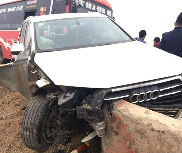 Chiếc Audi bẹp rúm sau va chạm. Ảnh: Xuân Sơn/otofun