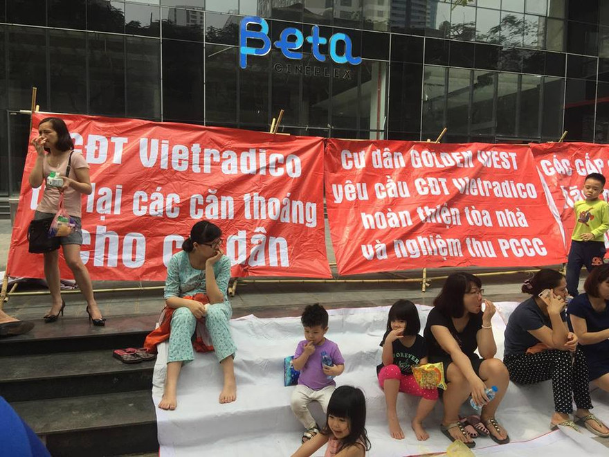 Lo sợ cháy nổ, cư dân Hà Nội đồng loạt 'căng băng rôn'