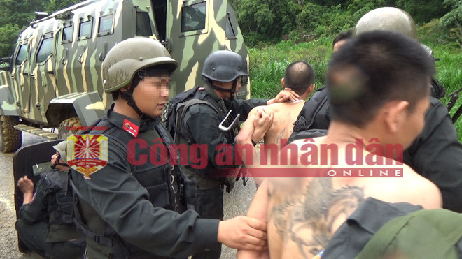 Lực lượng cảnh sát khống chế, bắt giữ các đối tượng. Ảnh: Công an nhân dân.