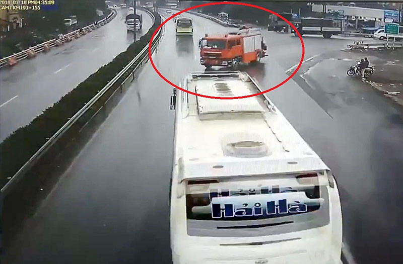 Hình ảnh xe cứu hỏa nhập làn cao tốc dẫn đến va chạm với xe khách.