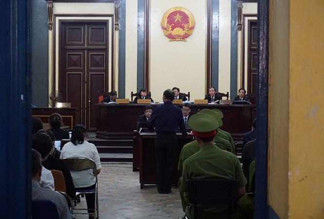 Quanh cảnh phiên toà "đại án" Ngân hàng Xây dựng.