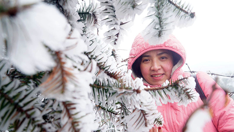 Sapa ngày thứ 2 xuất hiện băng tuyết, du khách thích thú chụp ảnh