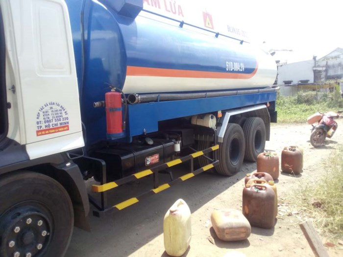 Một xe bồn chở xăng máy bay bị cơ quan công an bắt quả tang tài xế "rút ruột".