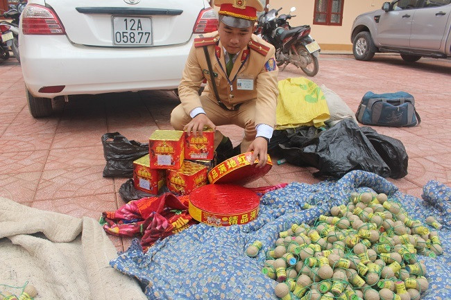 Hơn 30 kg pháo lậu bị lực lượng CSGT phát hiện bắt giữ trên tuyến QL 1A.