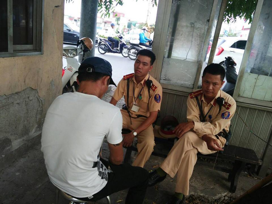 Lê Văn P sau khi được CSGT giải cứu. 